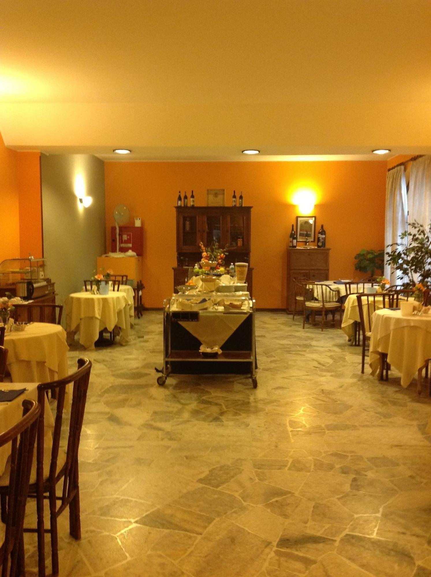 Aer Hotel Malpensa Oleggio Buitenkant foto